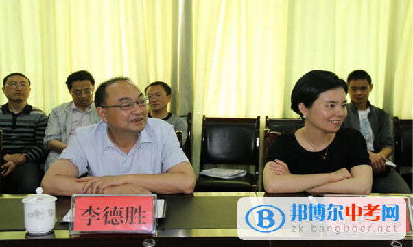 四大班子領(lǐng)導(dǎo)慰問邛崍市平樂中學高三老師