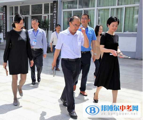 四大班子領(lǐng)導(dǎo)慰問邛崍市平樂中學高三老師