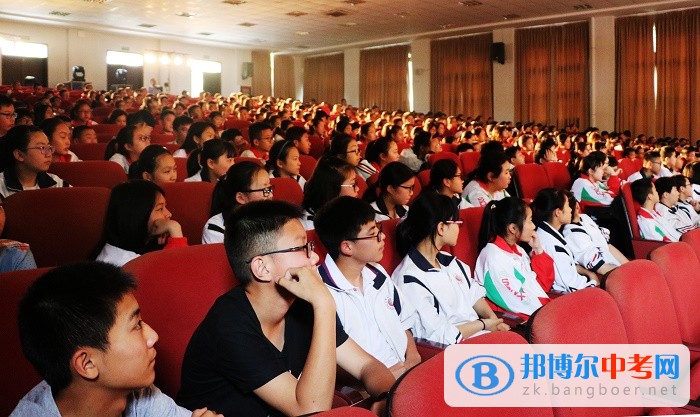 “青春無毒 健康成長”--青少年毒品預防教育演出在都江堰外國語實驗中學舉行