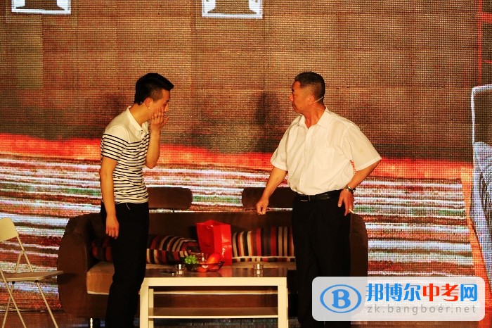 “青春無毒 健康成長”--青少年毒品預防教育演出在都江堰外國語實驗中學舉行
