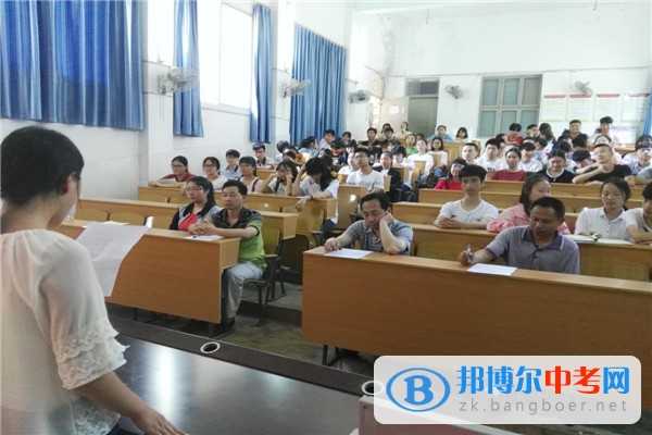 四川省內(nèi)江市第十中學舉行“不忘初心跟黨走，弘揚五四愛國情”演講比賽