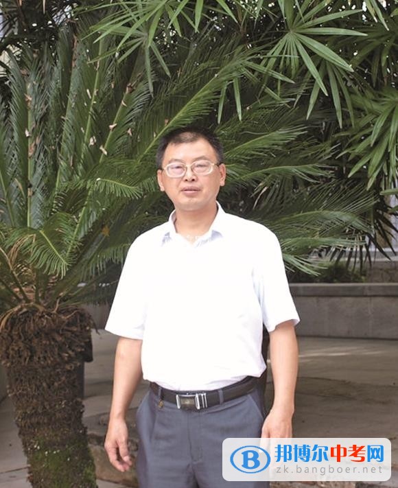 資陽市雁江區第一中學文綜之政治：強化價值引領  李光忠，畢業于四川師范大學，長期擔任銅梁中學政治學科備課組組長，教學業績突出。所教學生2008級張金莉、2014級周子杰考入清華大學美術學院，2014年被評為銅梁區優秀教師。曾合作編寫的《名校學案》在重慶市七校中使用，得到廣泛好評。  2017年高考思想政治試題，通過適當的試題立意、素材選擇、情景建構和問題設置，突出學科基礎知識、關鍵能力和情感態度價值觀考查。試題科學合理，公平規范，難度適當，符合教育測量要求，實現了高考的選拔功能。  落實立德樹人根本任務，發揮高考命題的價值導向和育人功能。今年高考試題將中華優秀傳統文化、革命文化、社會主義先進文化融入背景材料，把文化具象化，讓學生在閱讀和回答試題過程中感受體驗文化。試題還注重體現新發展理念，展示發展成就，并凸顯全面依法治國要求，引導樹立憲法意識、國家意識。  加強關鍵能力考查，反映基礎性、綜合性要求。在命題中突出高考評價體系提出的基礎性、綜合性、應用性和創新性考查要求，結合學科特點加強關鍵能力、學科素養的考查，是今年高考命題的顯著特點。一是以學科內容的靈活組合，重點反映對學科知識的綜合性考查要求;二是以問題為導向設計試題，強化發現問題和分析解決問題能力考查;三是以設問的多角度和開放性，加強對思維過程和探究能力的考查。  體現引導教學的高考立場，落實考試大綱修訂精神。2017年的思想政治考試調整了材料分析題題量和學科搭配，對深化能力考查提出了新要求。一是按照具體化的能力考查要求設計試題，達成考查目標。例如，設問中的要求有“是什么”、“為什么”、“怎么樣”、“怎么辦”的差別，這要求考生在審題時必須注意這些差別，有針對性地調動和運用知識，在綜合分析判斷基礎上回答問題。二是調整題量和學科固定搭配，減少試題固化模式對能力考查效果的影響。  總之，今年的思想政治試題將價值引領與實踐導向放在首要位置，實現了從“學科教學”向“學科教育”的轉變。試題以社會熱點為背景素材，考查中華優秀傳統文化傳承，都寓價值引領于真實的試題情境之中，潛移默化地對學生進行世界觀、人生觀和價值觀教育，培養學生具有正確的國家認同、強烈的法治意識、科學的理性精神和積極的公共參與意識。  2018年備考建議：  注重知識的理解和運用，關注社會生活，思考社會熱點。同時，文科的學習要打破學科的壁壘，加強大文科的思考，這樣才能從根本上提升各科的成績。