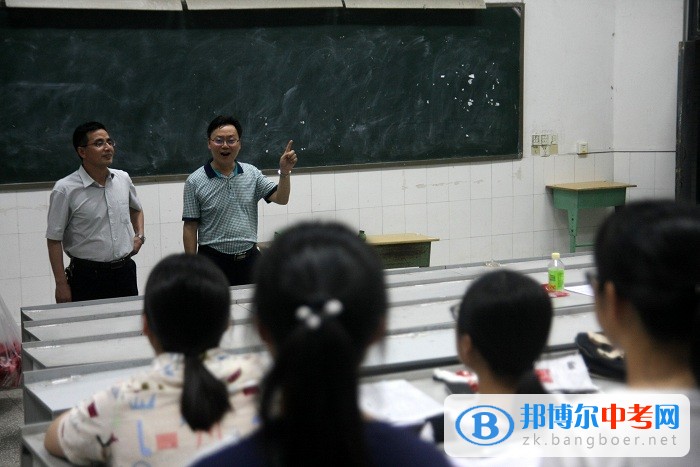 高考在即，四川省威遠中學領導慰問高三考生