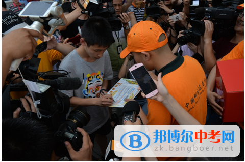 四川省溫江中學(xué)成為四川2017年首個(gè)收到高考錄取通知書(shū)的幸運(yùn)兒