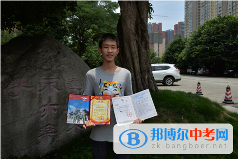 四川省溫江中學(xué)成為四川2017年首個(gè)收到高考錄取通知書(shū)的幸運(yùn)兒