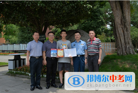 四川省溫江中學(xué)成為四川2017年首個(gè)收到高考錄取通知書(shū)的幸運(yùn)兒