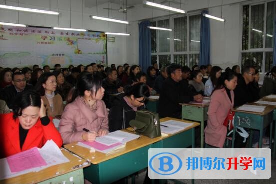 協(xié)同育人，創(chuàng)設(shè)家校共育和諧氛圍