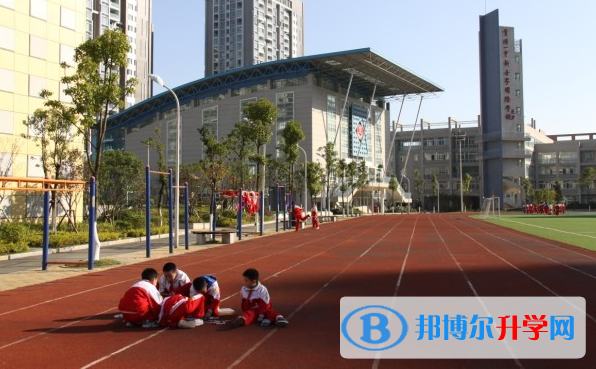 貴陽一中新世界國際學(xué)校小學(xué)部2020年招生辦聯(lián)系電話