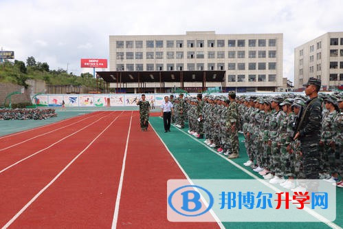 貴陽市白云區第二中學2021年排名?很多家長都是想給學生找一個好的學校，所以在網上是查詢了各種學校的資料和信息，就是為了確保學校是真的好，但是這樣是非常耗費時間，小編就來給同學們整理一下學校的排名，給到同學們參考。  貴陽市白云區第二中學2021年排名 1.貴陽一中  2.興義八中  3.貴陽清華中學  4.遵義縣第一中學  貴陽市白云區第二中學辦學成果 高中會考一次性合格率、畢業率均在95%以上，高考人均分、及格率均超過全省平均水平，連續三年獲得貴陽市高考“入口”、“出口”教學質量評估獎。白云二中2015屆高考中 一本上線154人(理科132人，文科22人)，二本以上上線433人(理科333人，文科100人)，不含藝體生，其中文科理科各有一人越過600分大關。  分別為文科600分，理科644.在貴陽市第四屆優質課評比活動中，白云二中有15位教師獲獎。全校共開展課題研究20余項，其中國家級課題 2個，市級課題4個，校級課題14個，三項成果分別獲得國家級課題成果一、二、三等獎;《分層次遞進教學》和《試卷講評模式創新》等兩項課題在全區推廣。教師撰寫的教育教學論文在全國、省、市刊物上公開發表200多篇。  貴陽市白云區第二中學學科競賽碩果累累。生物、數學、物理等學科在參加全國、省級的競賽中頻頻獲獎。僅2005—2006學年，就獲得全國等級獎22人次，獲得全省等級獎36人次。  王進同學以全國生物競賽銅獎的成績被廈門大學提前錄取。在2006年全國高三年級數學聯賽中，貴陽地區共有8名同學榮獲二等獎，白云二中就有3名獲此獎。  小編為同學們整理了學校的排名情況，家長就可以一目了然的知道學校到底好與不好了，家長還可以有時間的去了解其他學校的信息，這樣家長的選擇就會更多，小編希望每個同學都找到自己喜歡的學校。