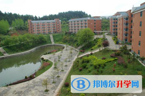 貴陽(yáng)市第二十八中2021年報(bào)名條件、招生要求、招生對(duì)象?同學(xué)們?cè)诹私鈱W(xué)校的過(guò)程中，經(jīng)常會(huì)忽略學(xué)校的招生條件和要求，每個(gè)學(xué)校都是有自己的專門的招生要求的額，根據(jù)學(xué)校的教學(xué)理念不一樣，錄取的也不一樣。  貴陽(yáng)市第二十八中招生對(duì)象 初中應(yīng)屆畢業(yè)生  貴陽(yáng)市第二十八中招考錄取 貴陽(yáng)二中統(tǒng)招生、配額生憑中考成績(jī)網(wǎng)上報(bào)名。  報(bào)考中加項(xiàng)目班的同學(xué)持中考成績(jī)單直接到學(xué)校報(bào)名面試，擇優(yōu)錄取  貴陽(yáng)市第二十八中教學(xué)質(zhì)量 (四)完善教學(xué)質(zhì)量獎(jiǎng)懲制度。出臺(tái)“貴陽(yáng)二十八中教育教學(xué)獎(jiǎng)懲方案”，加強(qiáng)學(xué)校教學(xué)目標(biāo)考核和質(zhì)量監(jiān)控，采取過(guò)程獎(jiǎng)勵(lì)和結(jié)果獎(jiǎng)勵(lì)相結(jié)合的原則，給予在期末考、中考教學(xué)效果顯著的教師、學(xué)校給予物質(zhì)獎(jiǎng)勵(lì)和精神獎(jiǎng)勵(lì)。  (五)扎實(shí)開(kāi)展教學(xué)科研。增強(qiáng)科研興校意識(shí)，發(fā)揮教科研引領(lǐng)作用，確立以課題研究為先導(dǎo)，以校本教研為基礎(chǔ)的工作原則。校本教研與課題研究?jī)墒侄家?，兩手都要硬。校本教研?ldquo;有效教學(xué)”為切入點(diǎn)，以課堂教法、學(xué)生學(xué)法、教學(xué)藝術(shù)等為重點(diǎn)。課題研究以教學(xué)模式探討、教學(xué)過(guò)程優(yōu)化、學(xué)生潛能開(kāi)發(fā)和非智力因素發(fā)展為重點(diǎn)。注意完善教研激勵(lì)機(jī)制，鼓勵(lì)教師全員參與教研，創(chuàng)新教研形式，豐富教研內(nèi)容，強(qiáng)調(diào)教研合一，提高教研工作的針對(duì)性和實(shí)效性。  (六)在完成教學(xué)任務(wù)的情況下，鼓勵(lì)教師開(kāi)展豐富多才的學(xué)科活動(dòng)和“讀書(shū)晉級(jí)”活動(dòng)，“百科講壇”活動(dòng)，為提高學(xué)生的綜合素質(zhì)提供必要條件。因此，該校在總結(jié)前面經(jīng)驗(yàn)和教訓(xùn)的基礎(chǔ)上，在生源質(zhì)量很差的情況下，初三的中考綜合排名一直穩(wěn)定在云巖區(qū)中下游。其他各個(gè)年級(jí)的成績(jī)也穩(wěn)步提升，學(xué)生的綜合素質(zhì)也得到提高。  小編為同學(xué)們整理了貴陽(yáng)市第二十八中2021年報(bào)名條件、招生要求、招生對(duì)象，基本上學(xué)校的主要看分?jǐn)?shù)，其他不看，導(dǎo)致不清楚學(xué)校的招生要求，在了解學(xué)校的過(guò)程中，分?jǐn)?shù)和招生要求一樣重要，同學(xué)們自己要認(rèn)真的看清楚，避免自己的失誤哦。