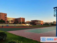 三龍育華中學地址，乘車路線